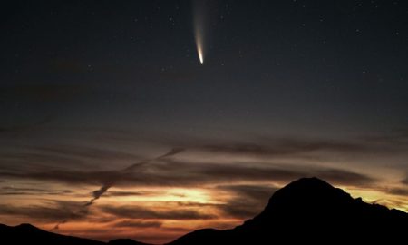 What does a comet look like?